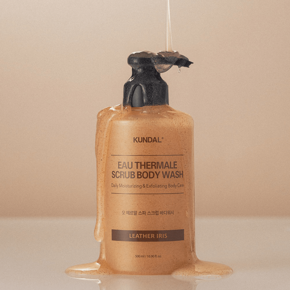 Kundal Eau Thermale Scrub Body Wash Leather Iris 500 ml - Beauty Tribe