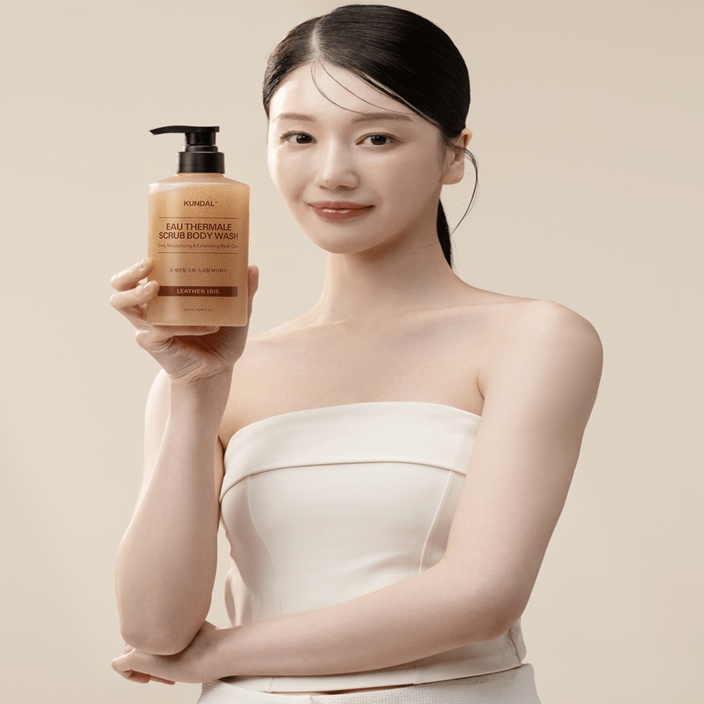 Kundal Eau Thermale Scrub Body Wash Leather Iris 500 ml - Beauty Tribe