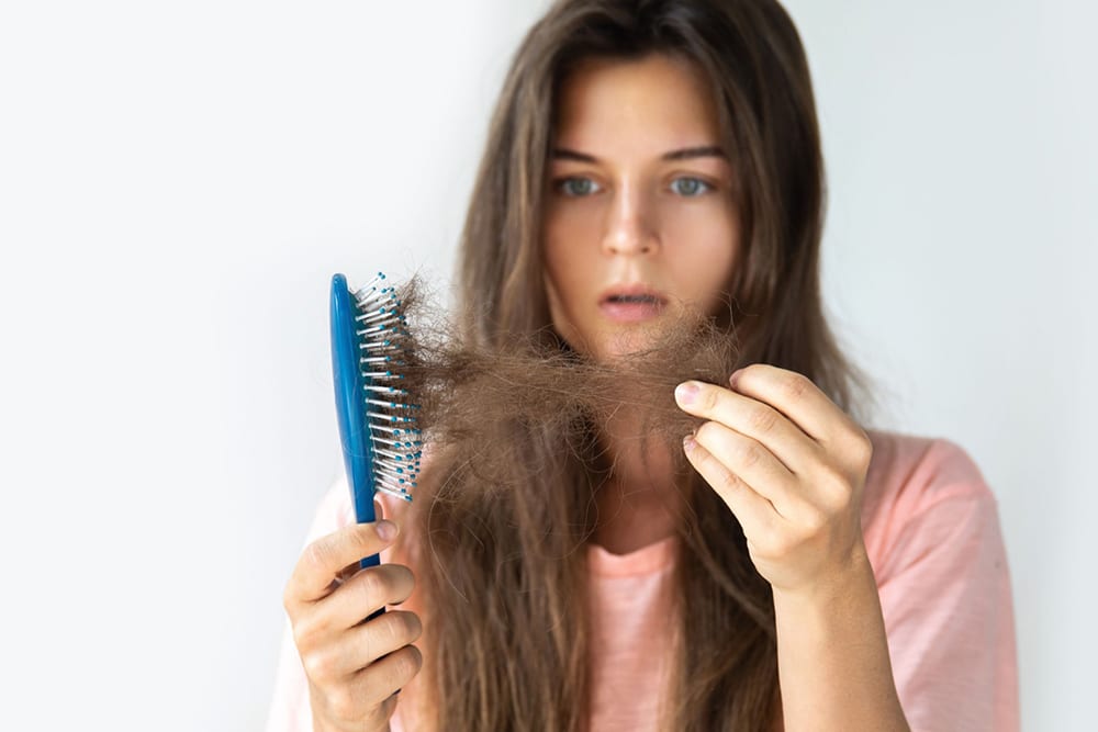 يمكن أن يؤدي جفاف الشعر إلى تساقط الشعر